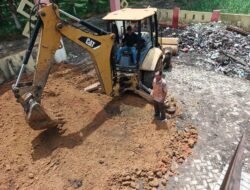 DLH Tubaba meski Hari libur tetap bekerja bersihkan sampah