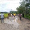 Jalan Rusak Parah Warga Dua Kabupaten Tuba dan Tubaba Turun Perbaiki Dengan Swadaya Masyarakat