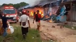 Tiga Armada 18 petugas pemadam pemda Tubaba sedang bekerja keras menjinakkan Api pada insiden kebakaran pasar mulya kencana