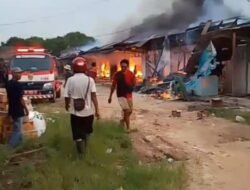 Tiga Armada 18 petugas pemadam pemda Tubaba sedang bekerja keras menjinakkan Api pada insiden kebakaran pasar mulya kencana