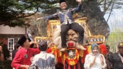 Ratusan Warga Antusias Antar Hendarwan Daftar Pilkati Pulung Kencana Naik Hentraktor Edet Diiringi Reog Ponorogo dan Jaranan