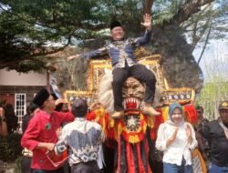 Ratusan Warga Antusias Antar Hendarwan Daftar Pilkati Pulung Kencana Naik Hentraktor Edet Diiringi Reog Ponorogo dan Jaranan